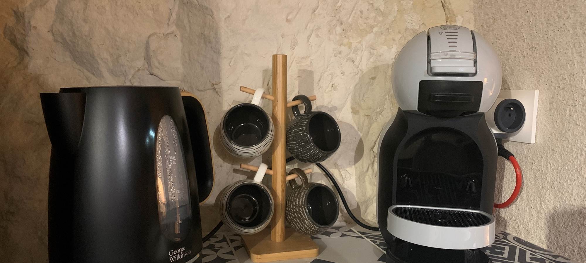 cafe-petit-dejeuner-gite-troglodyte-jacuzzi-privatif-couple-touraine