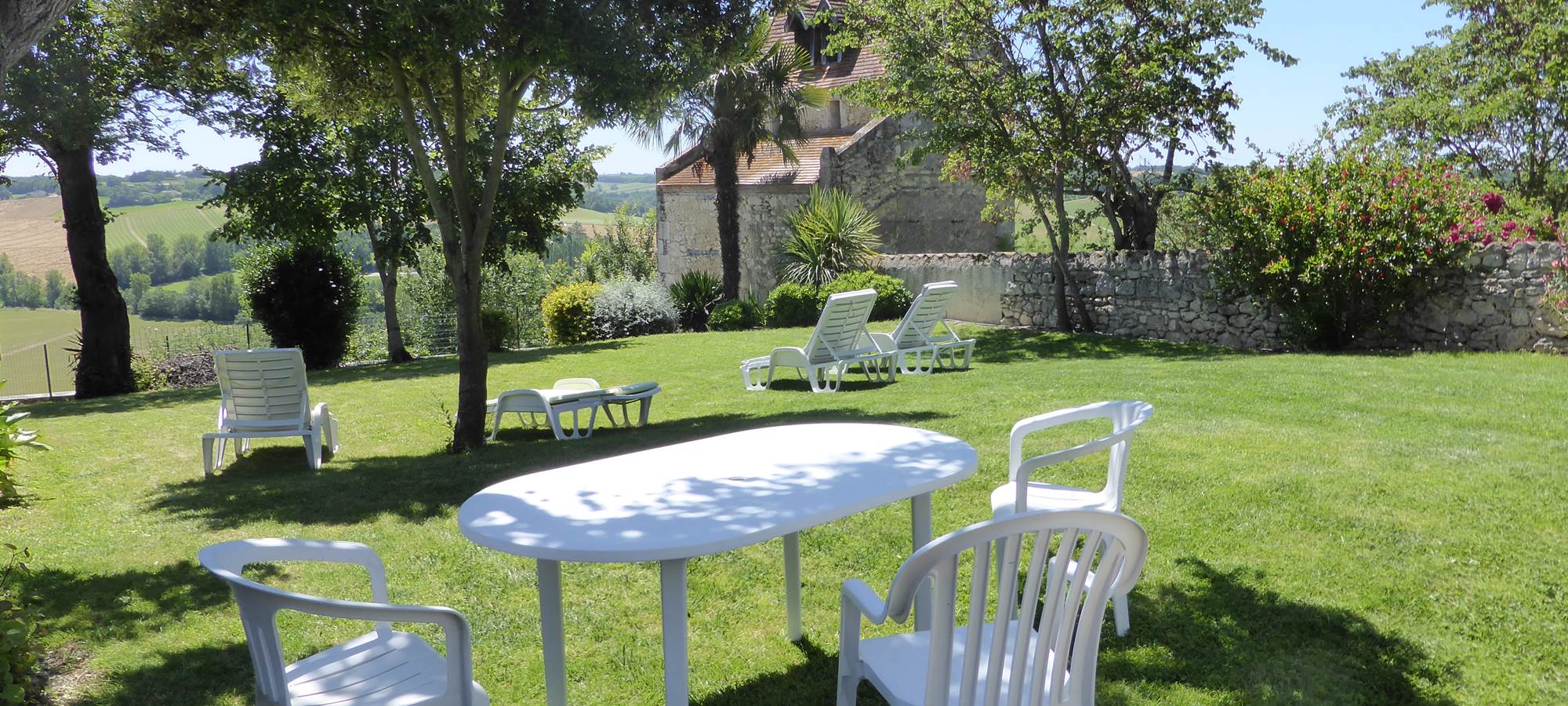 Saint Roch chambres d'hôtes fond du jardin vers vallée.jpg