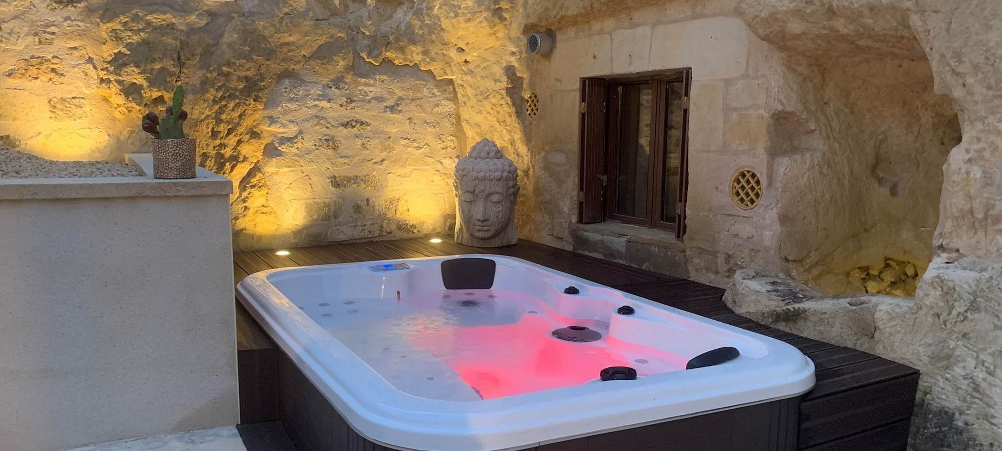 spa-jacuzzi-troglodyte-gite-couple-chinon-touraine