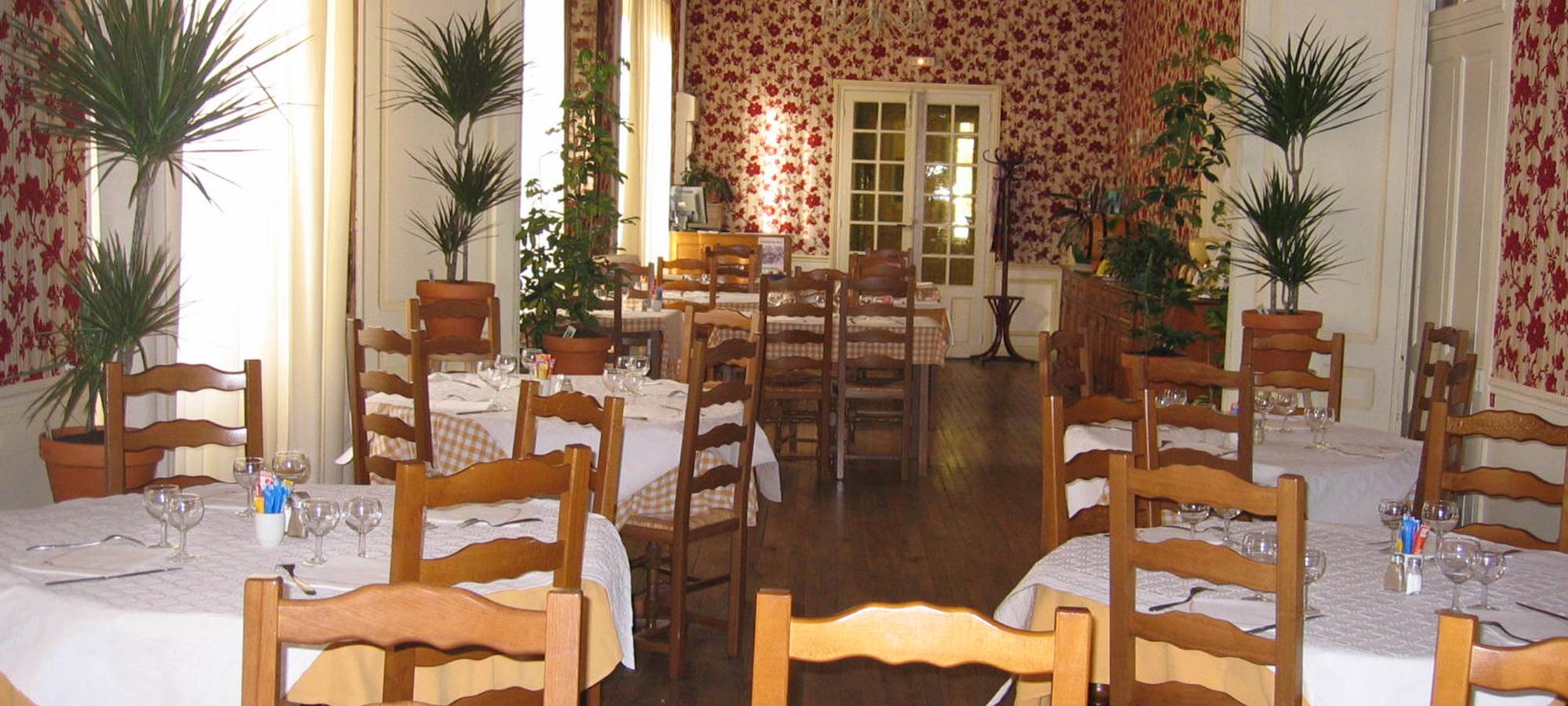 Salle de restaurant côté hall entrée