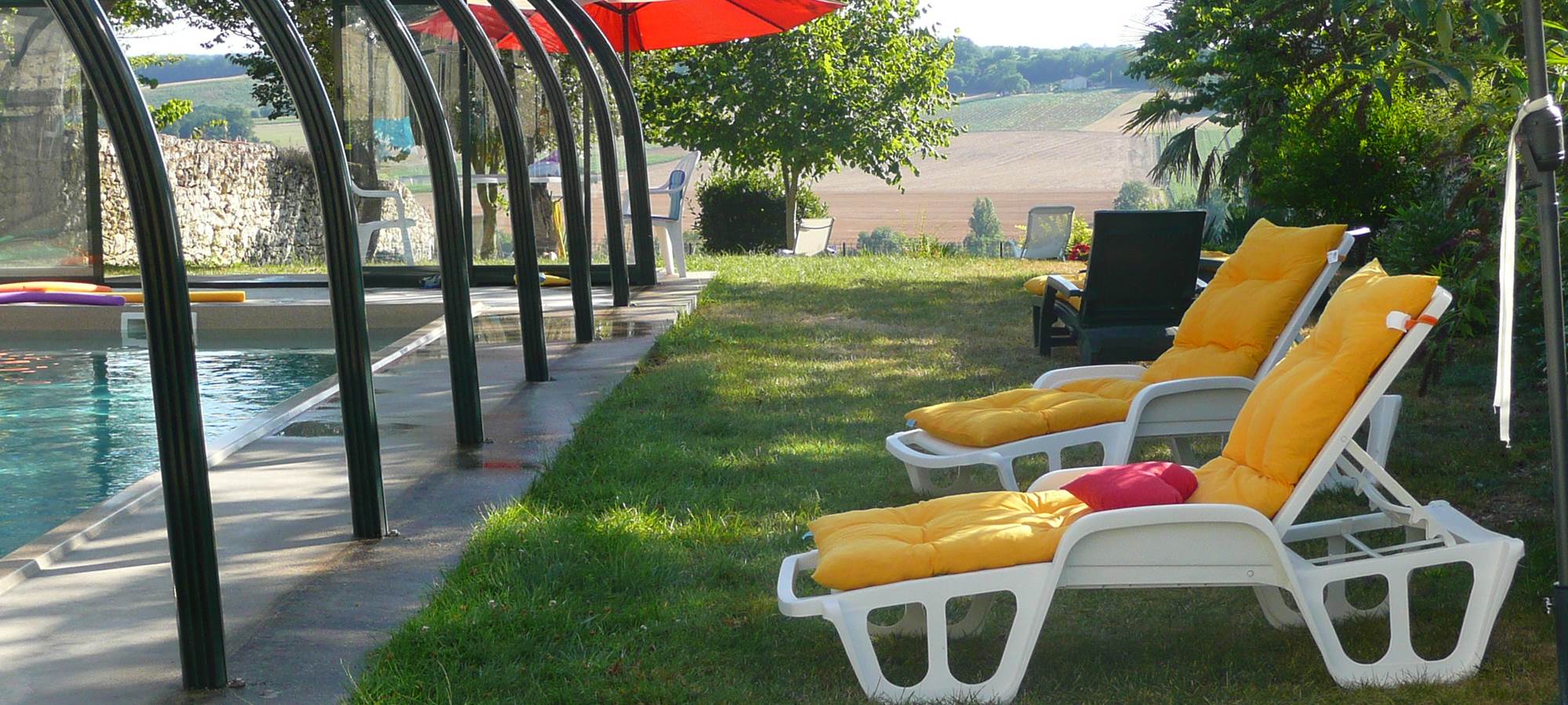 Saint Roch chambres d'hôtes jardin piscine vers vallée.jpg