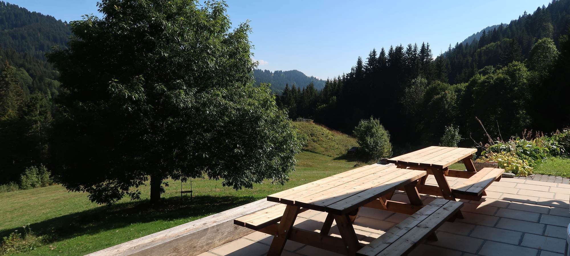 Profitez du soleil sur la grande terrasse pour siroter votre jus ou votre tisane détox.