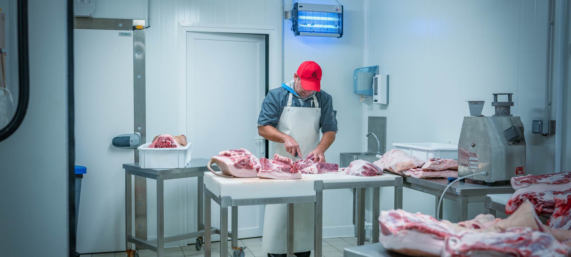 Toutes les semaines, on découpe les cochons dans notre point de vente à la ferme