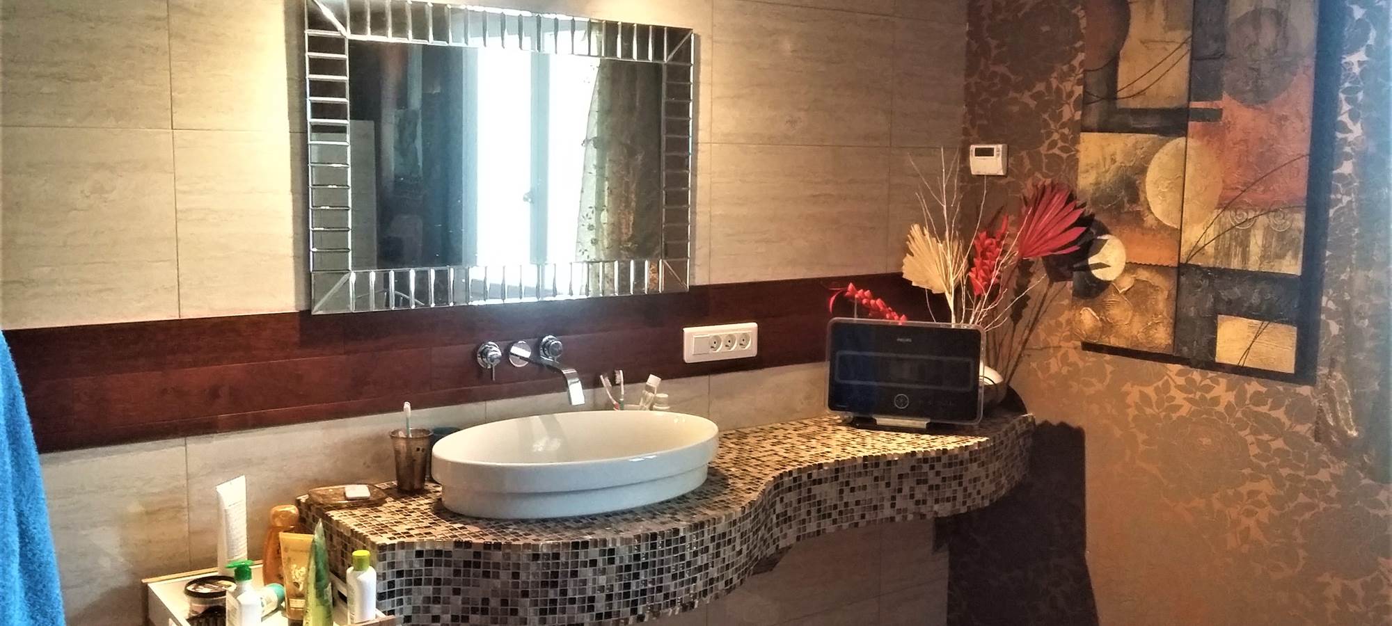 salle de bain rez de chaussé avec toilette et grand douche à l'italienne