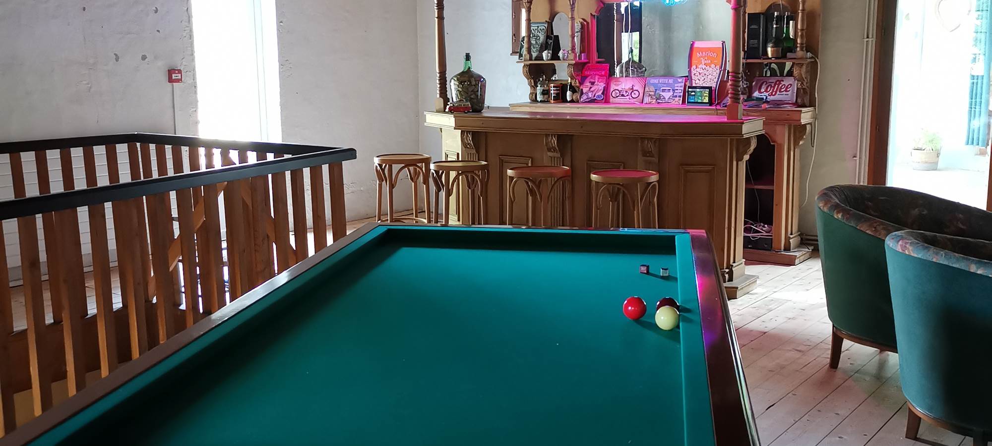 Le billard français et le bar