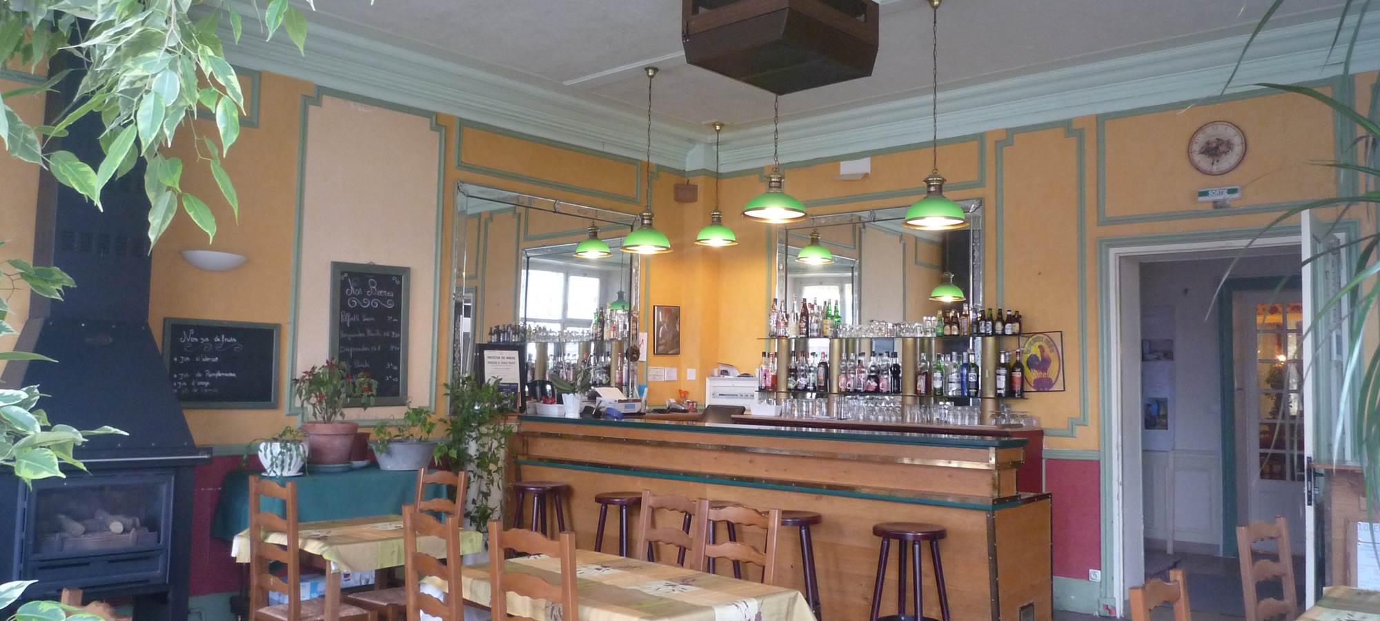 Le bar avec vue sur la place principale