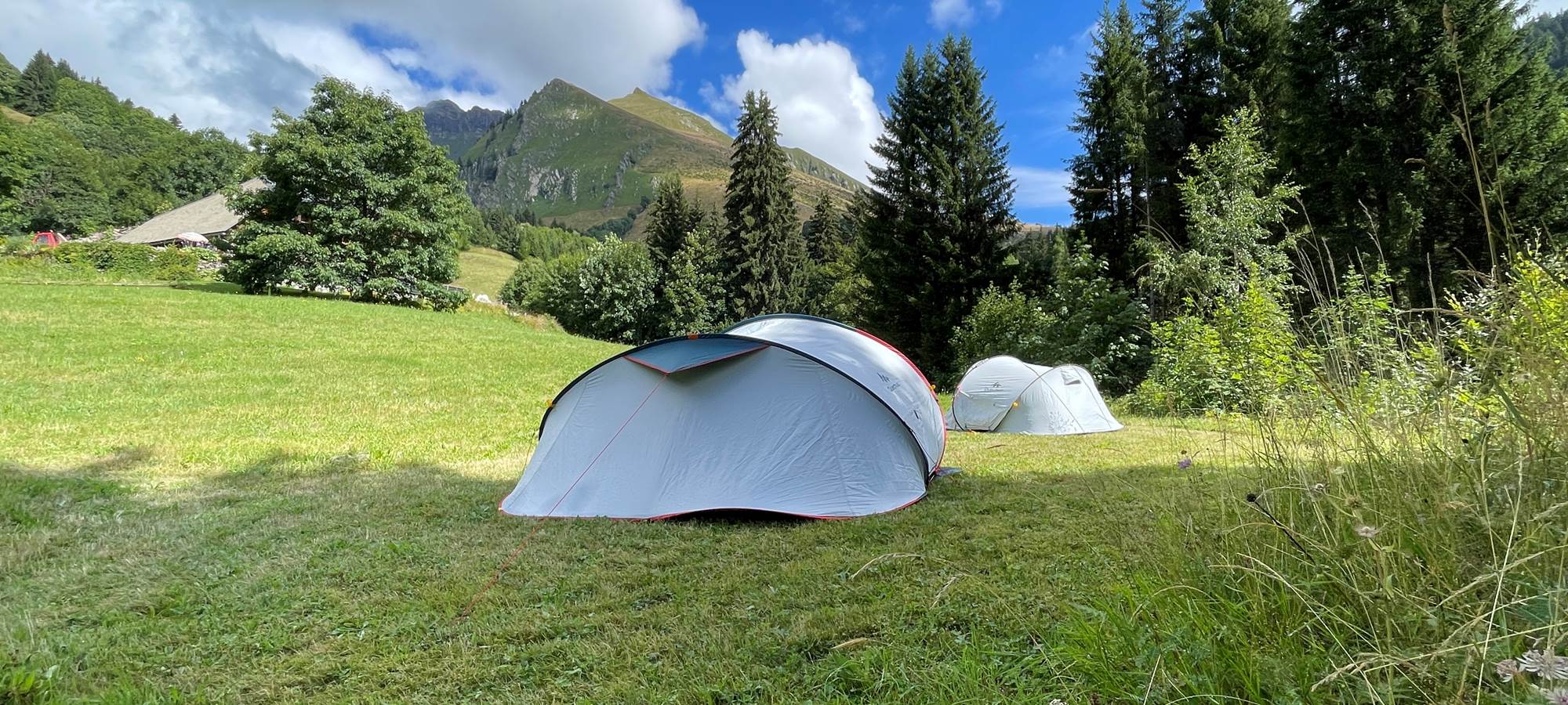 Pour votre stage vous pouvez camper en été sur le pré du chalet de Beauregard face à la pointe du Replan