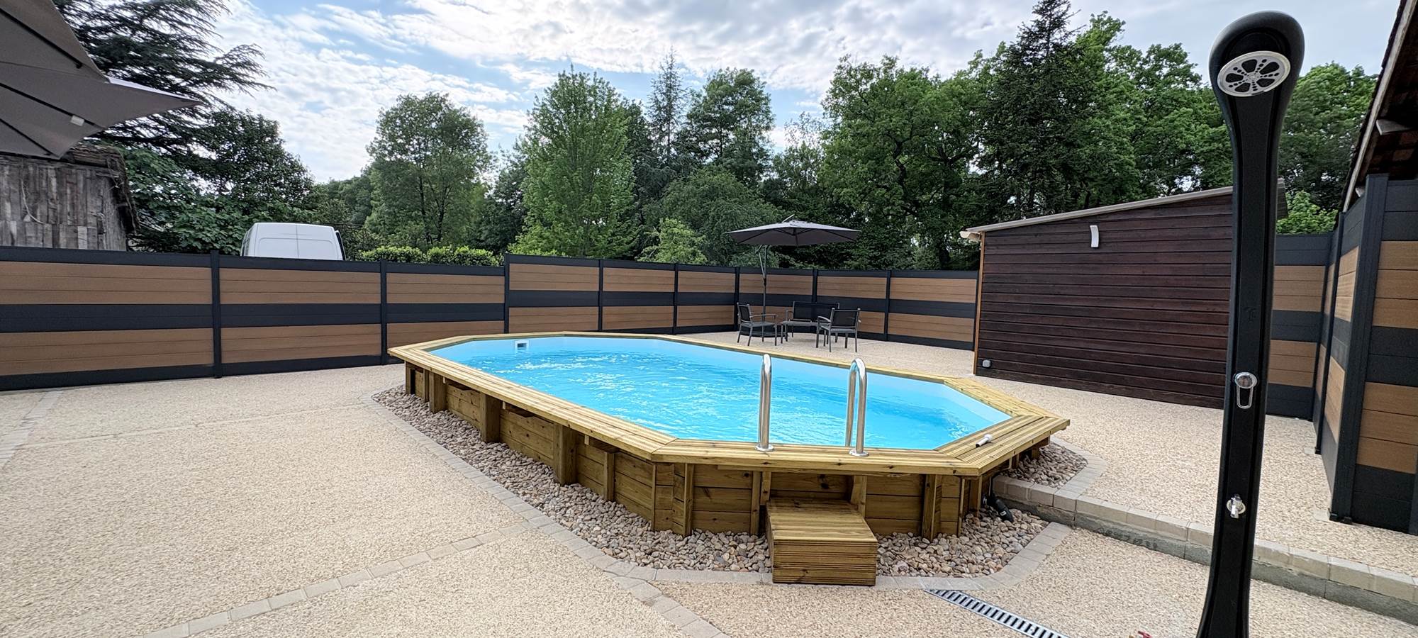 Piscine - transats - salon jardin - parasol
