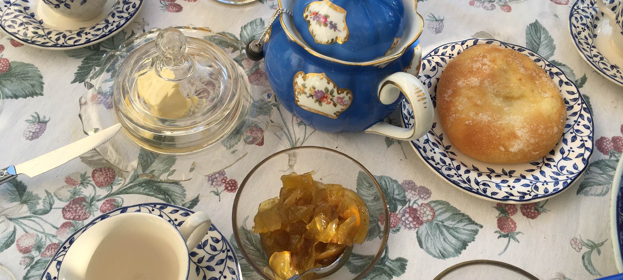 confitures et fougasse à la fleur d'oranger