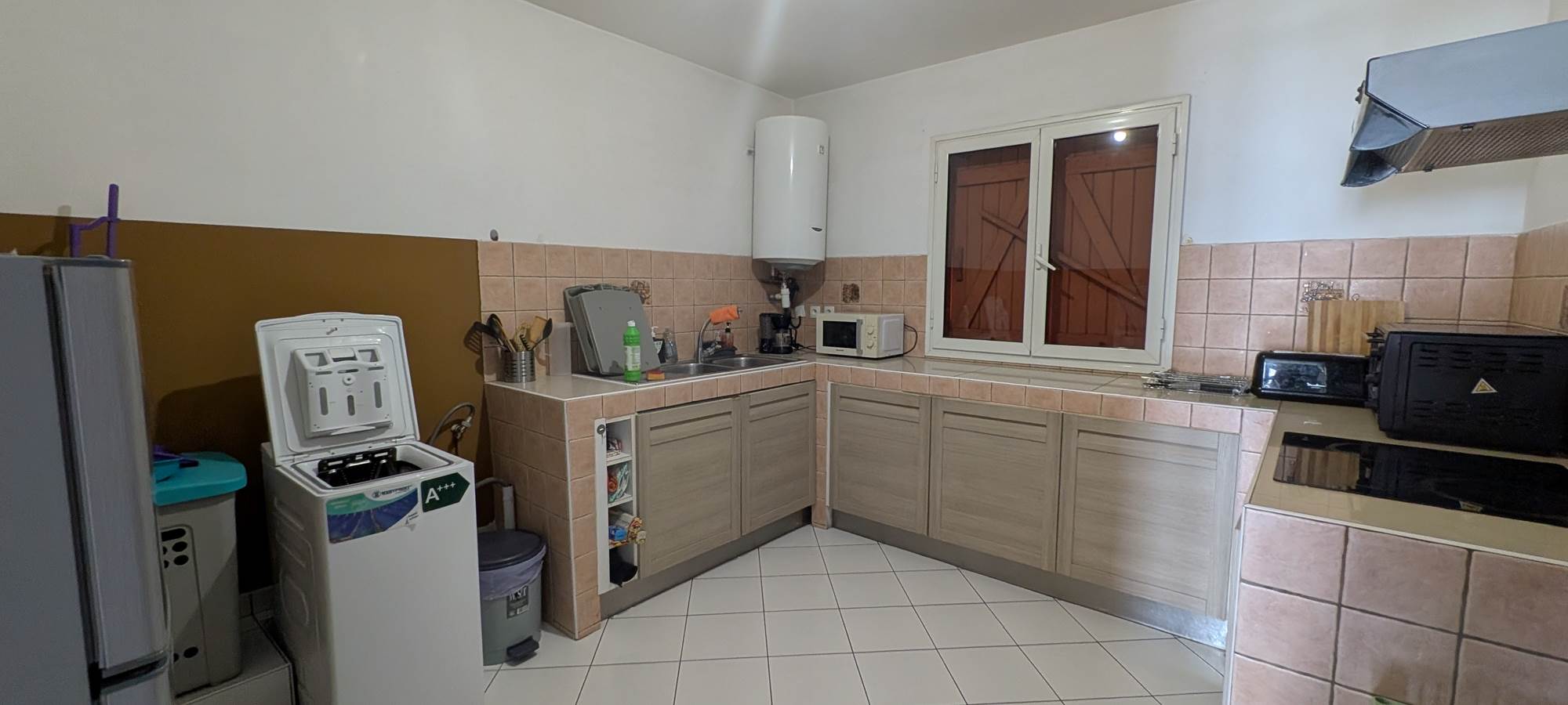 T3, machine à laver, réfrigérateur, plaque de cuisson, ustensiles de cuisine