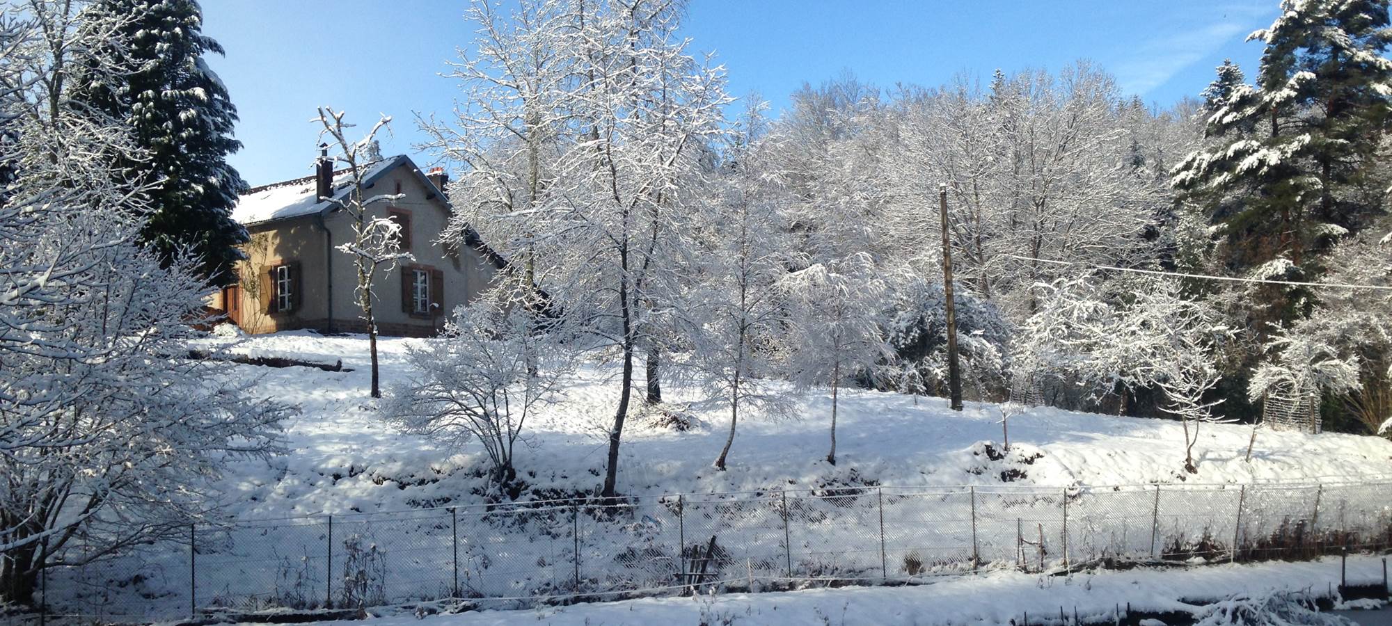 Maison forestière de la Soie et ses chambres d'hôtes en hiver surplombant les étangs et la forêt