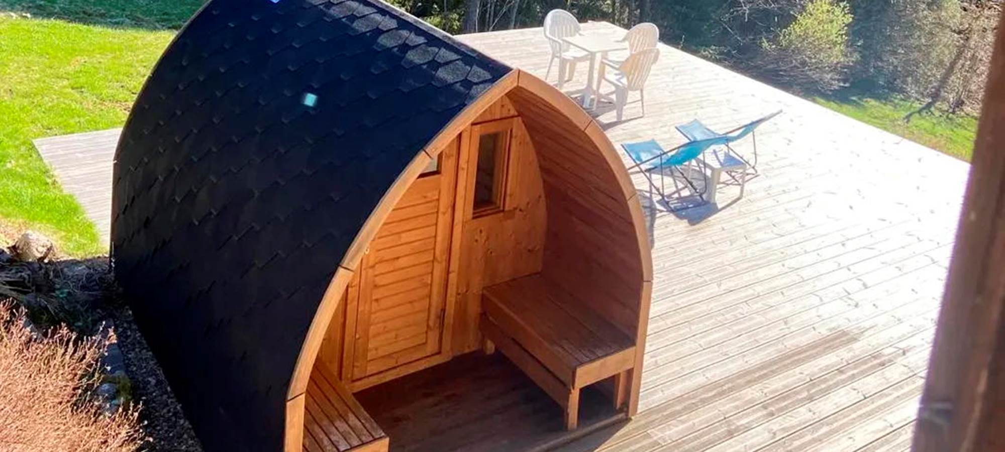 Sauna finlandais exte´rieur chalet de Beauregard et sa terrasse