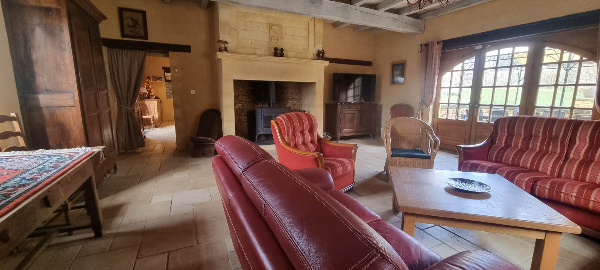 salon du gite avec vue sur la terrasse