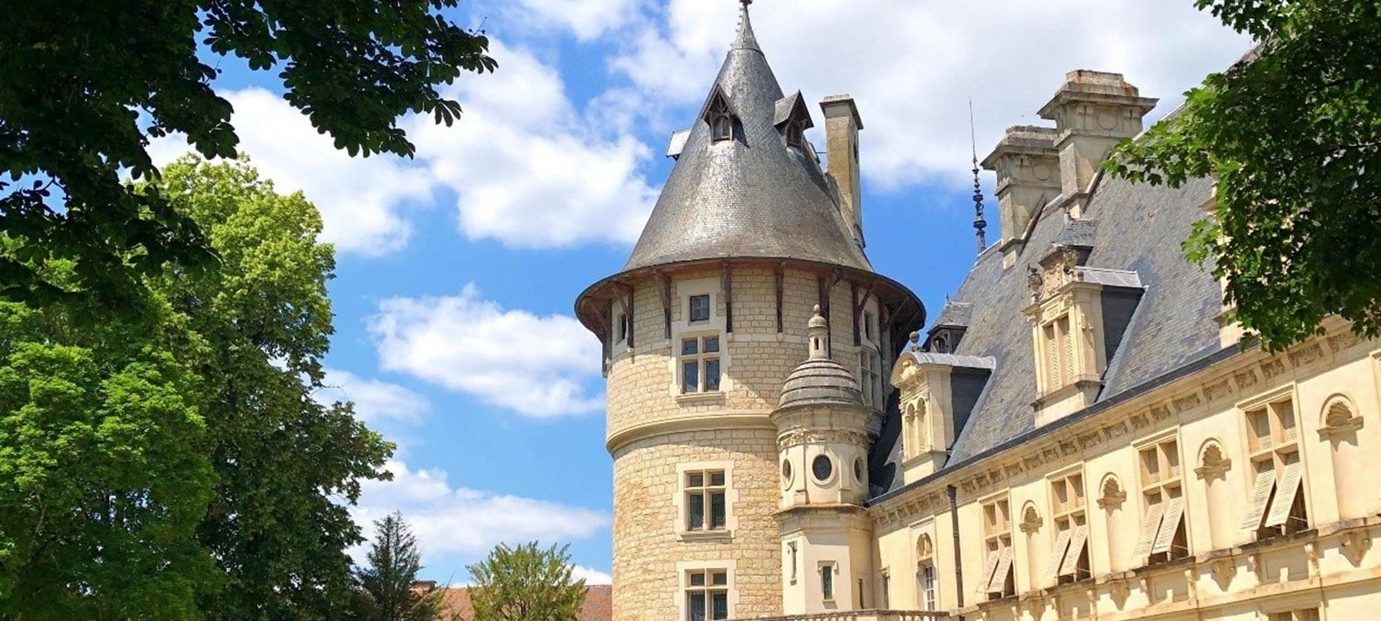 CHATEAU VUE DE L'ENTREE RUE DE L'EGLISE