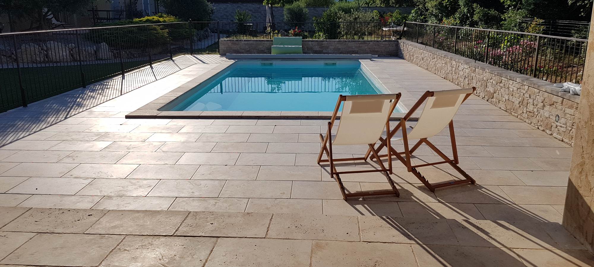 Plage carrelée anti-dérapante autour de la piscine des gites Luberon Lub'heureux