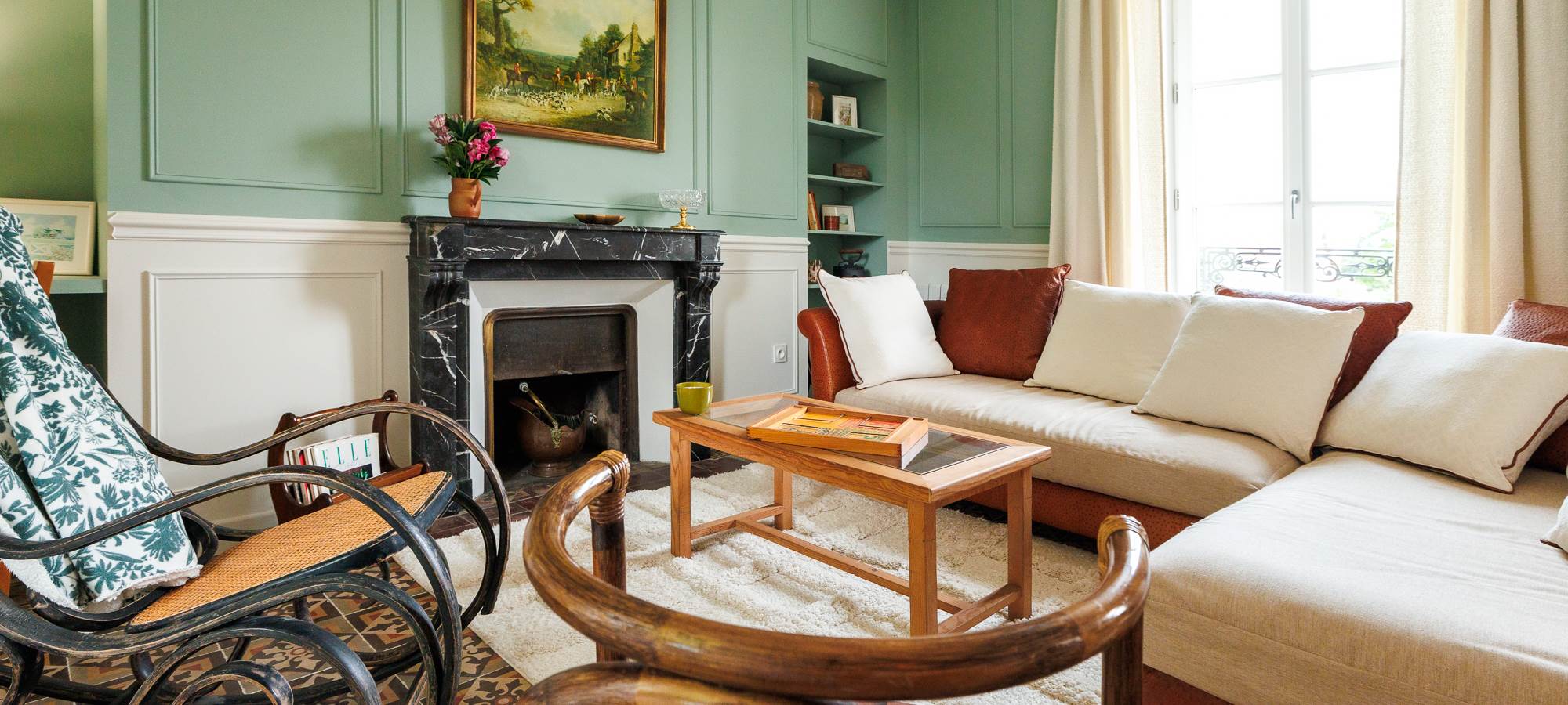 Vue salon table gite de charme Le Quatre Feuilles proche du Puy du Fou