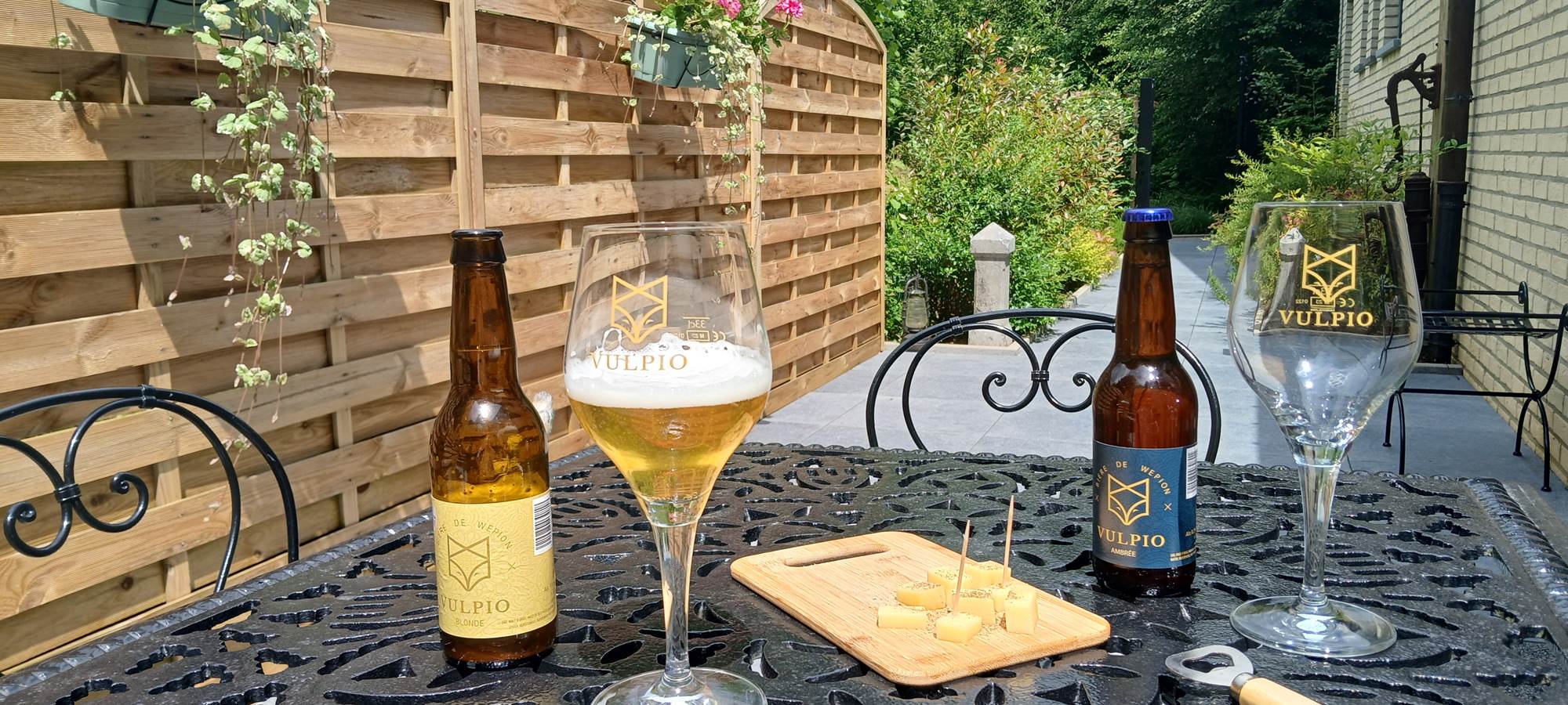 déguster une Vulpio sur la terrasse hébergement nature Namur