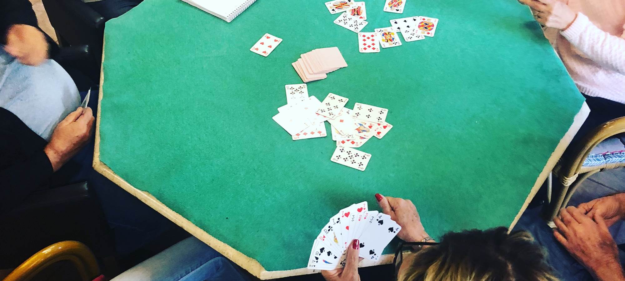 Moment convivial au bar de l'hôtel