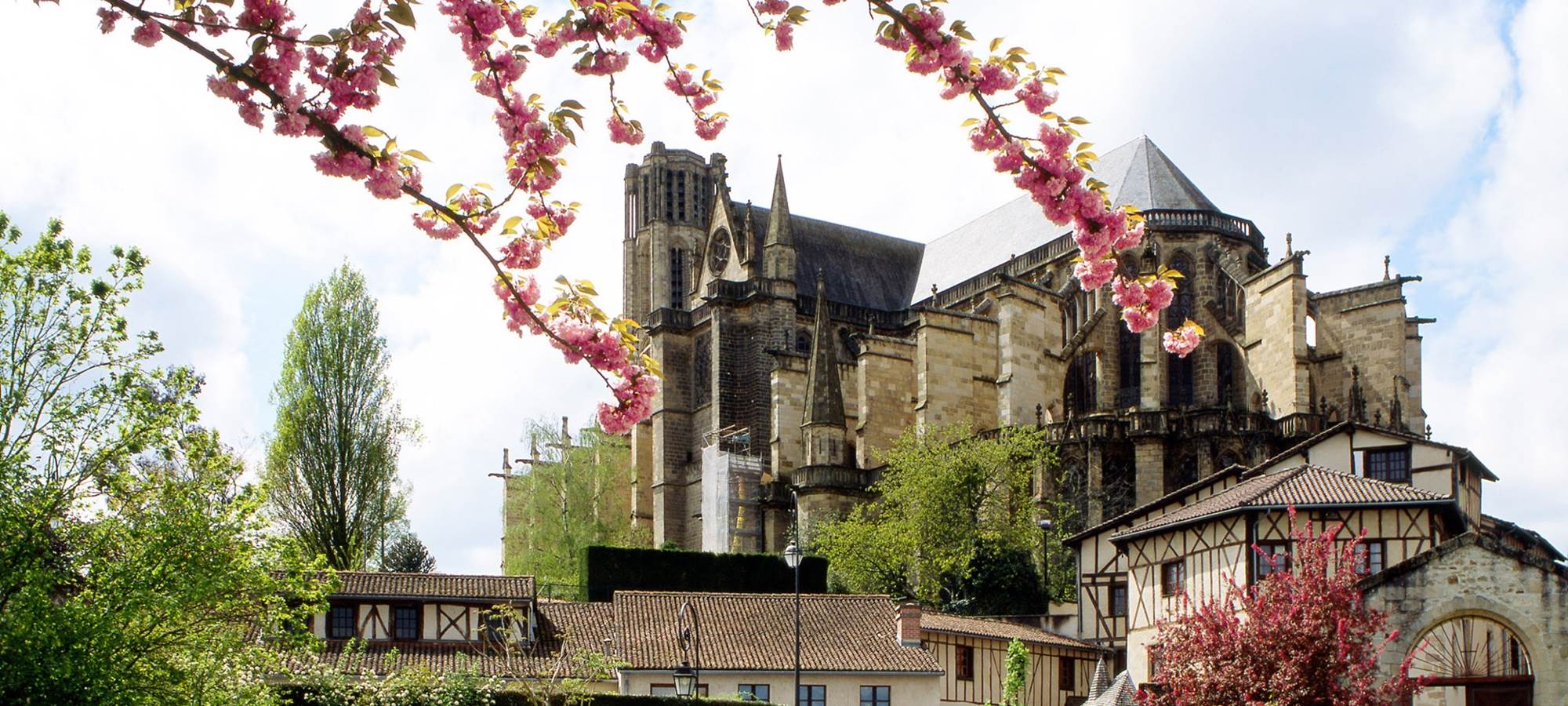 Appart face au mail -Cathédrale Saint_Etienne (D.Guillemain - CDT87)
