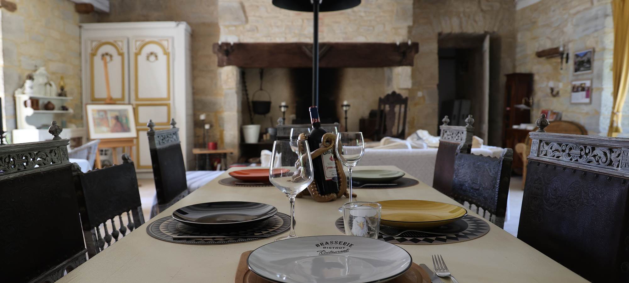 Table alsacienne conviviale au Château de Saint-Chamarand dans le Lot, repas de groupe et séjour gourmand