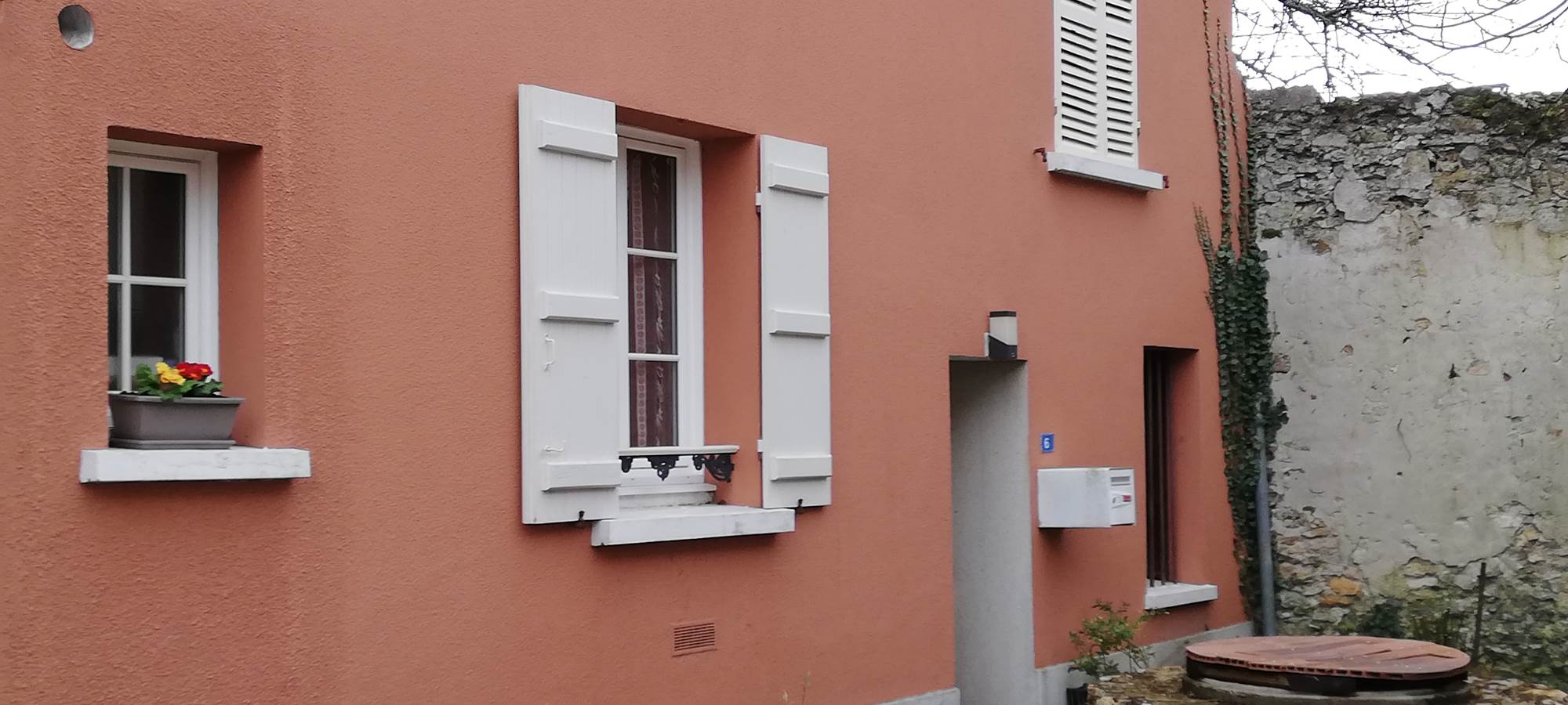 Place de parking côté cour