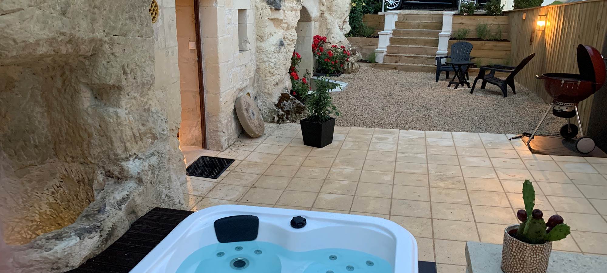 spa-jacuzzi-privatif-gite-troglodyte-couple-centre-val-de-loire