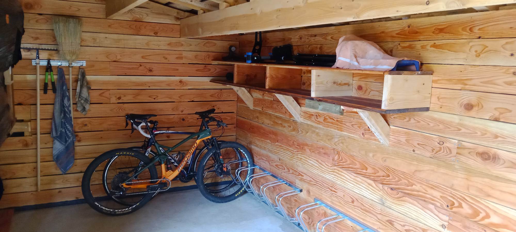 Garage 10 vélo/VAE sécurisé avec petit atelier de réparation