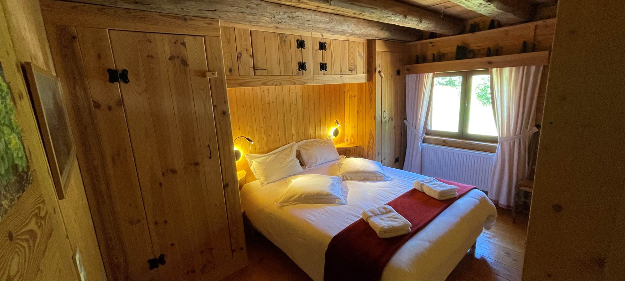 Chambre-supe´rieure-Rhodiole-couple-individuel-confort-douillet-Salle de bain privative