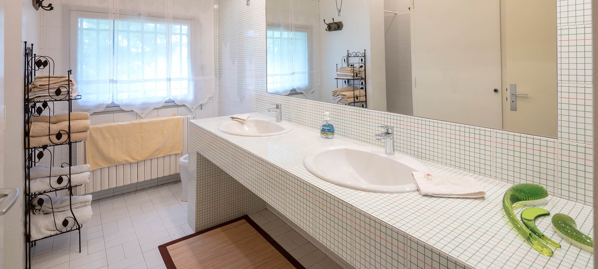 Salle d'eau 1er étage. Douche. 2 lavabos. Bidet