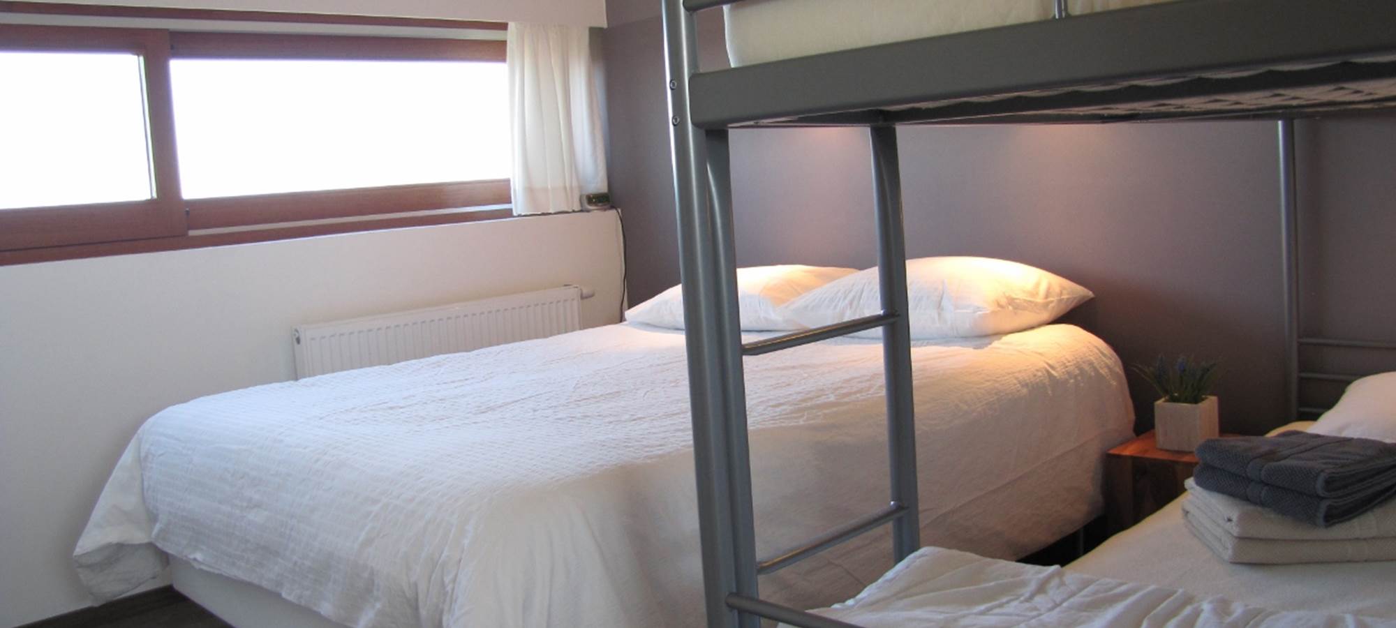 Chambre 2 avec lit double et lits superposés (photo 2)