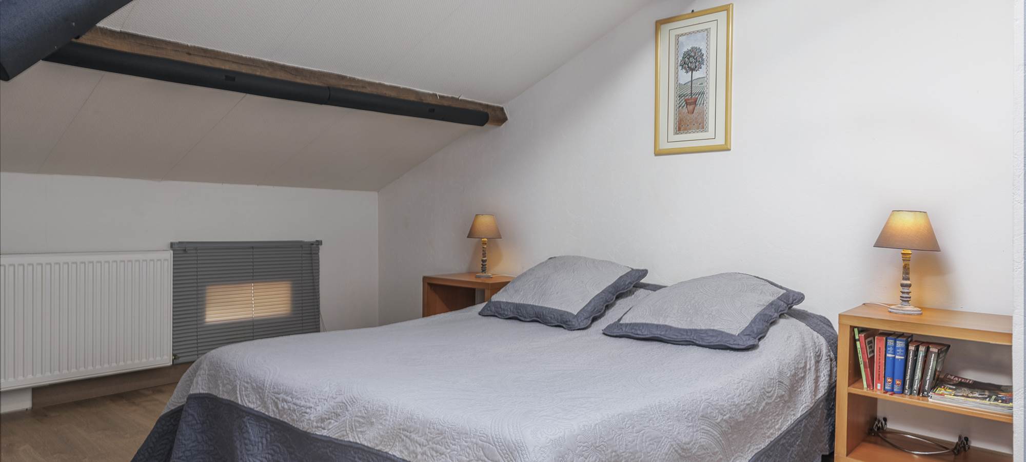 chambre dortoir 4 personnes à l'étage, climatisée, avec 2 lits en 120cm et 1 lit électrique en 140cm.