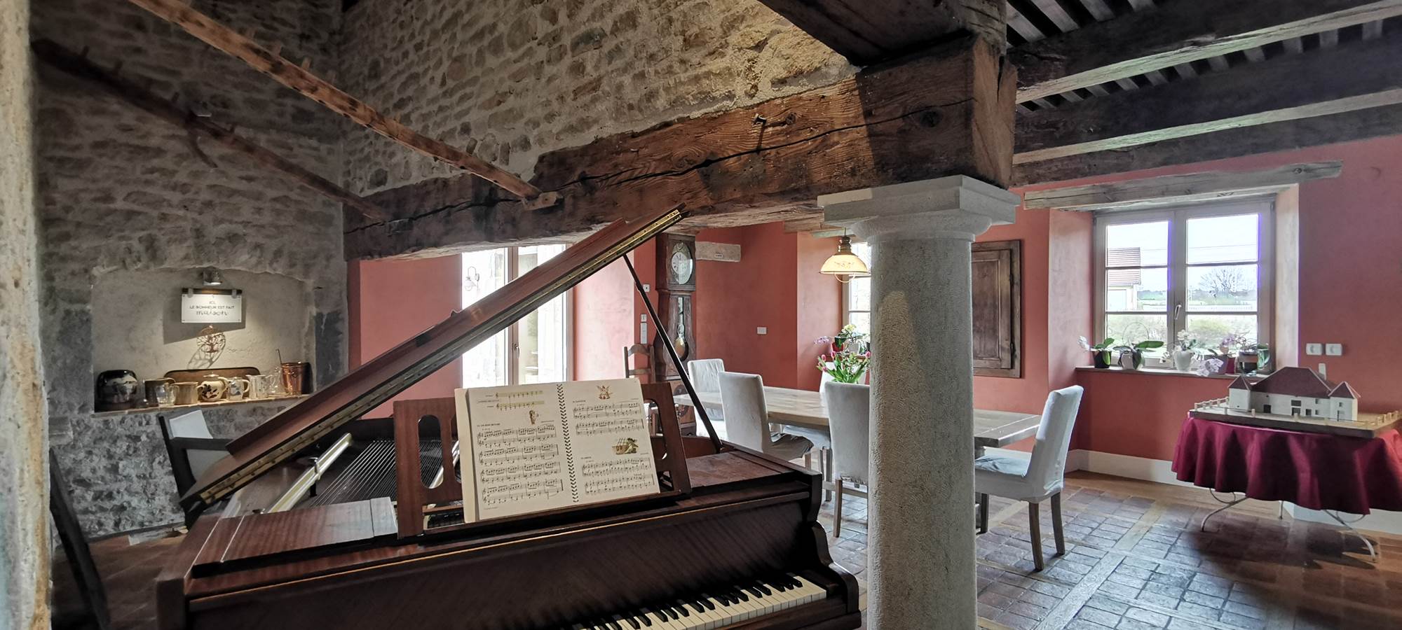 Plongez dans l'ambiance chaleureuse de notre salle à manger matinale