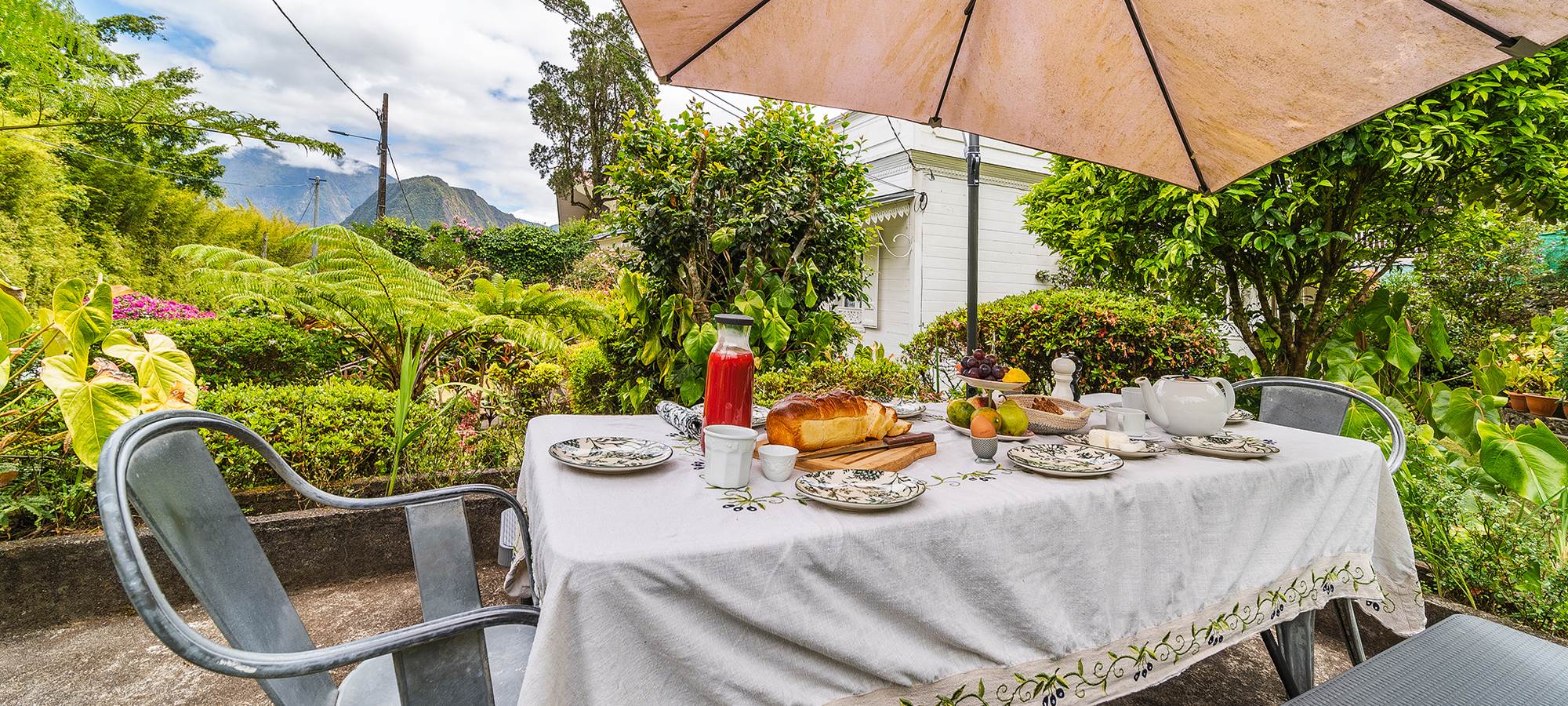 Petit-déjeuner dans le jardin créole face au Piton des Neiges