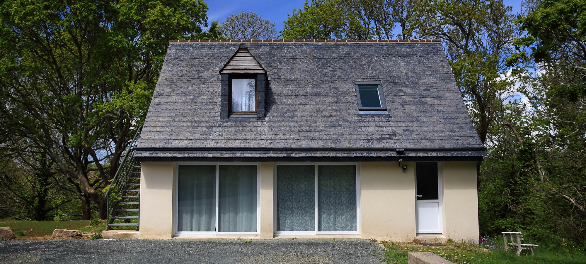 Notre dépendance où se trouve la chambre Grive au 1er et la chambre Geai au RDC