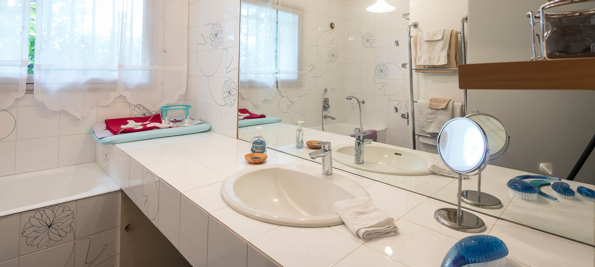 Salle de bain suite parentale rez-de-chaussée. Baignoire. Douche