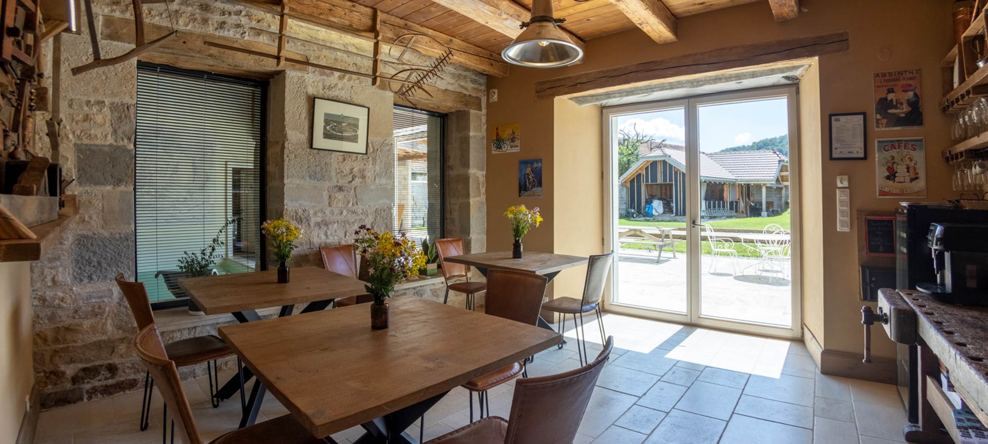 Découvrez l'atmosphère chaleureuse de notre salle de restaurant au Relais des Deux Tours