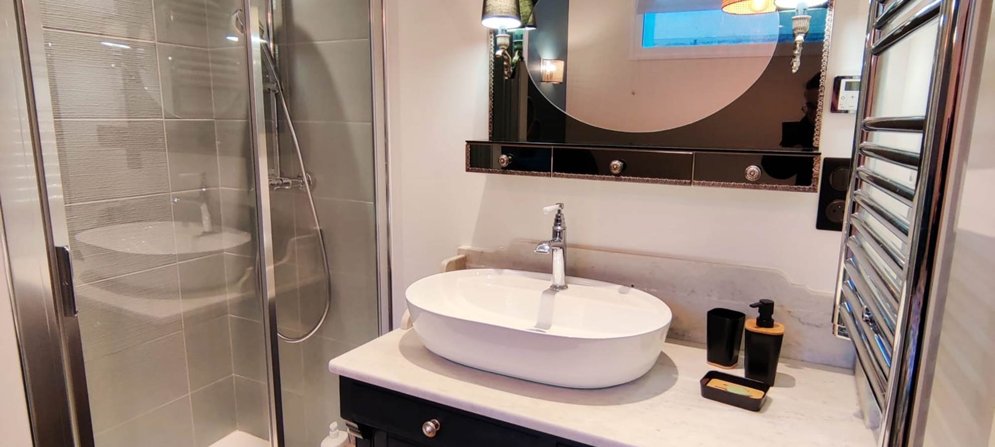 Meublé de tourisme - salle de douche - La Drouette