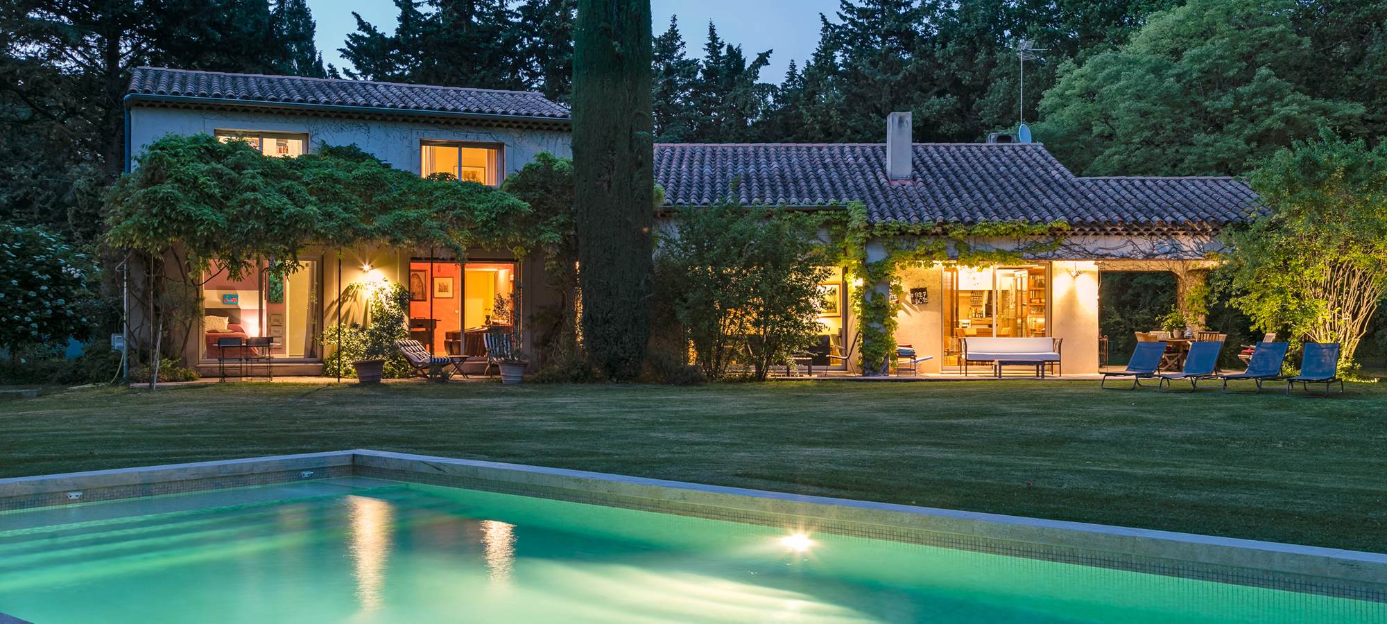 La Villa Oustal de nuit. Eclairage du Parc et sa piscine