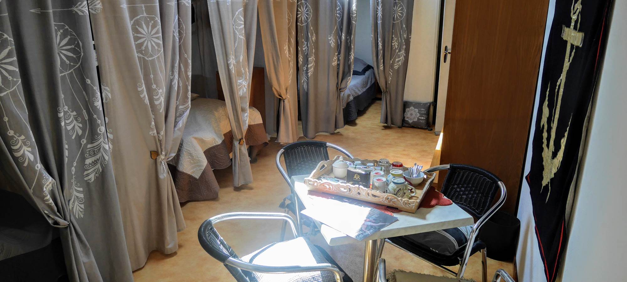 chambre 5, chambre dortoir  à l'étage. 2 lits en 120 + 1 lit électrique en 140