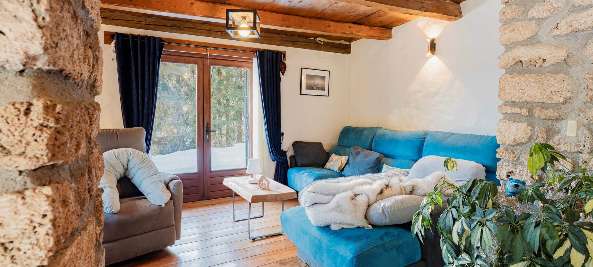 Votre petit salon de lecture et sa bibliothèque pour vous détendre et faire une détox mentale.