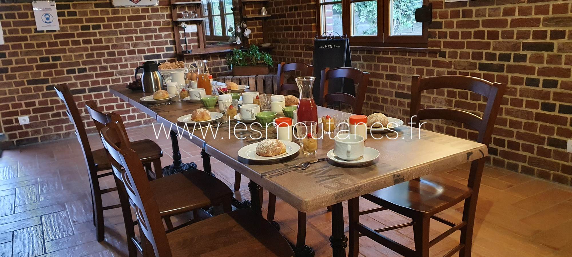 Le petit déjeuner dans la salle commune