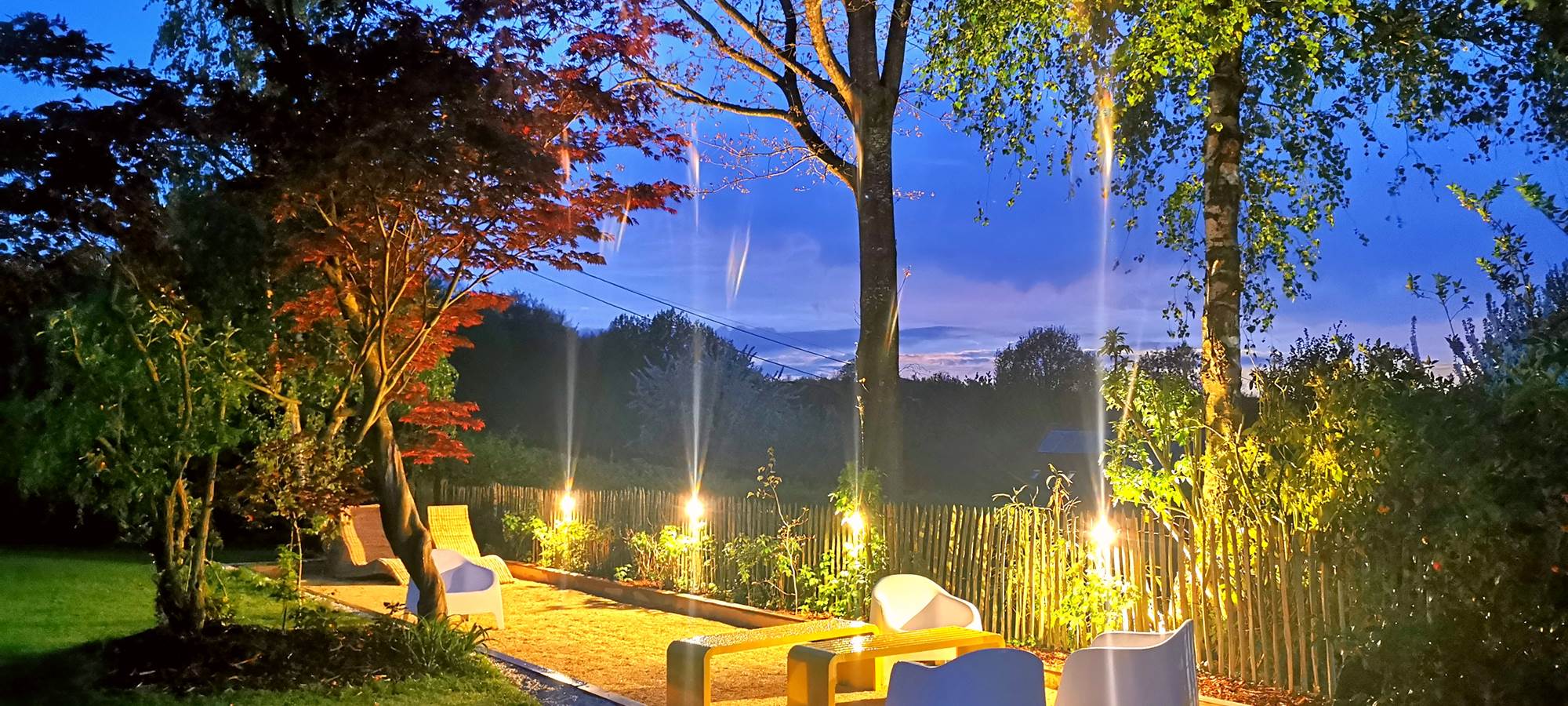 Jardin et pétanque éclairé le soir