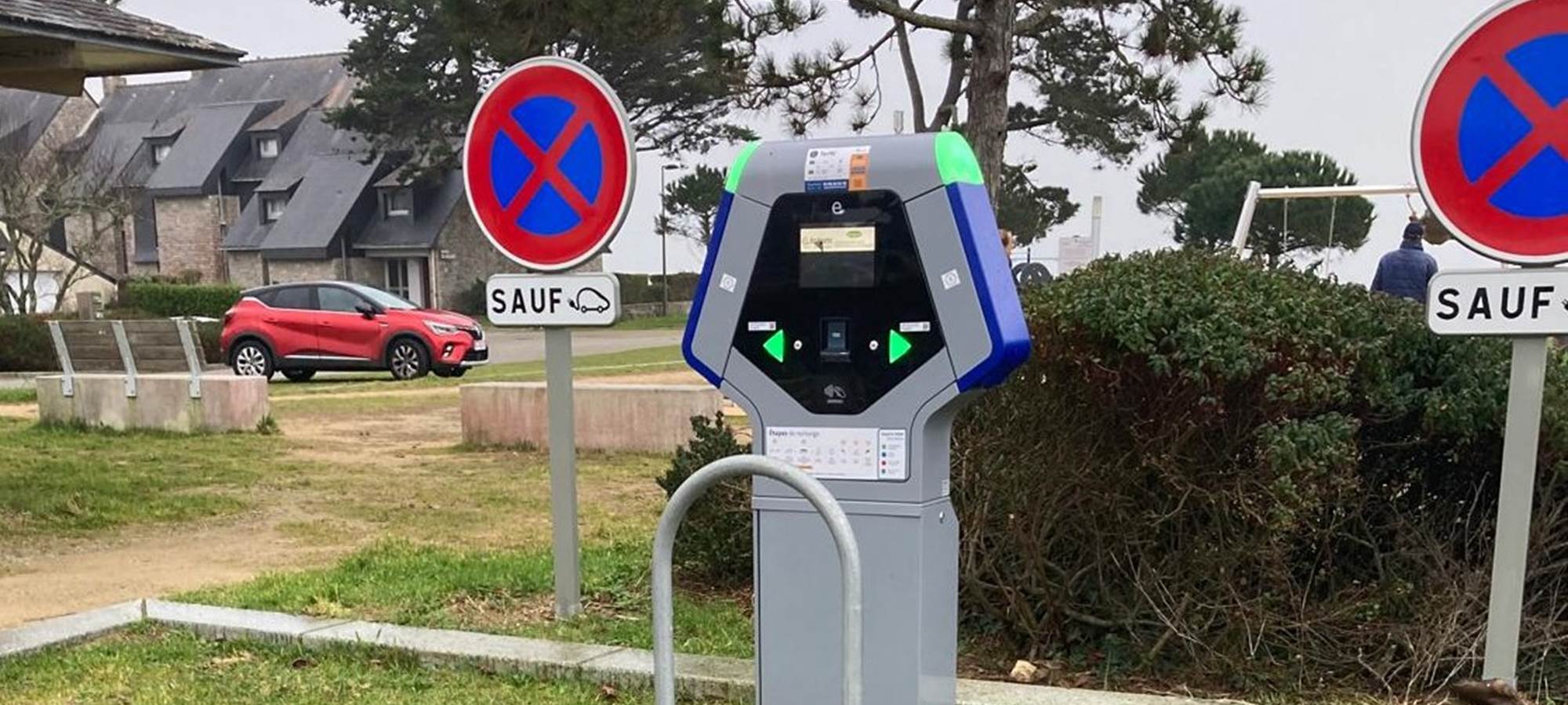 Borne recharche voiture à 150 m de la villa Charles Ashton