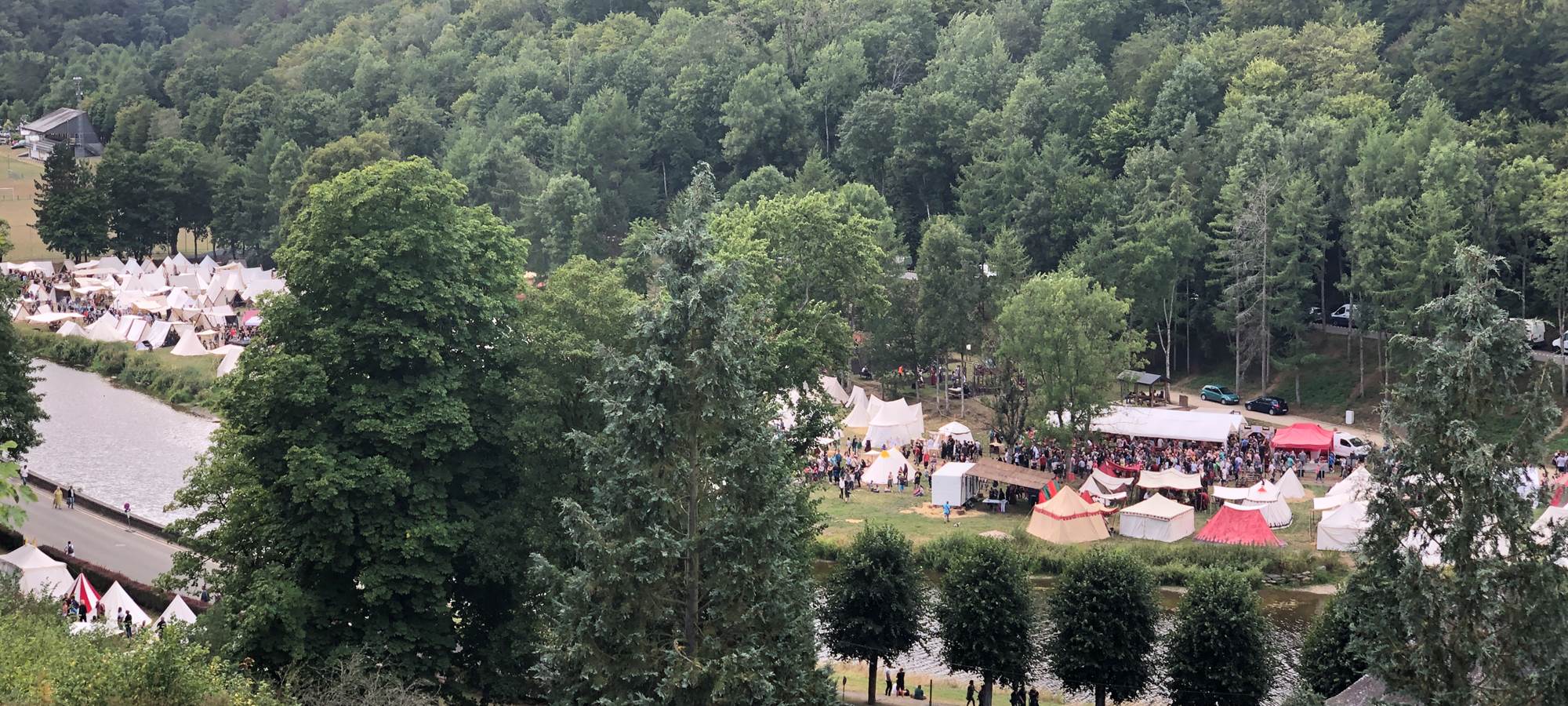 Vue du château, les campements aux Médiévalles
