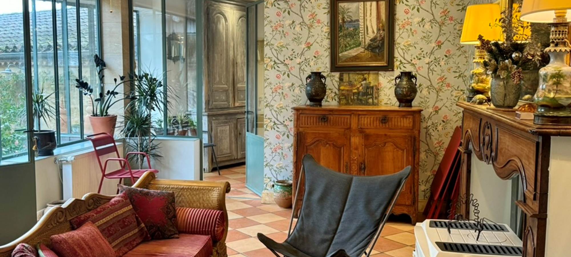 Le salon d'été véranda avec accès au jardin