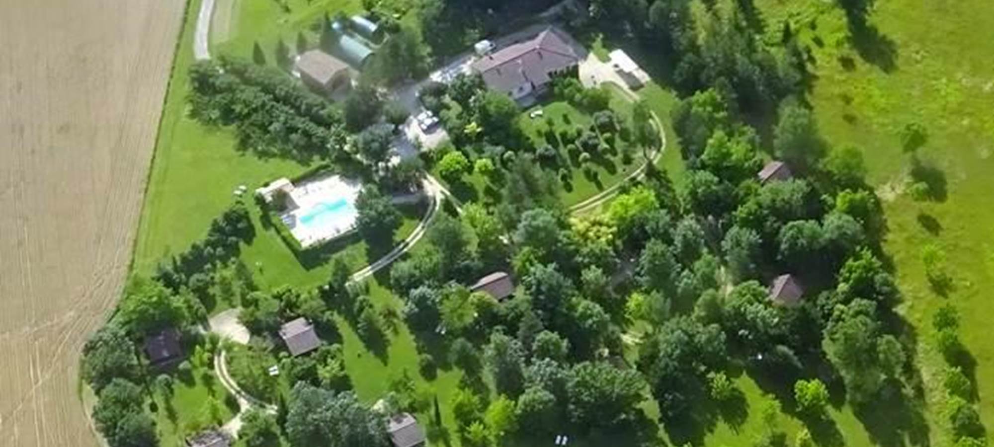 Village de Gîtes LES CHALETS DE GRAZIMIS - vacances dans le Gers - 01 vue aerienne2
