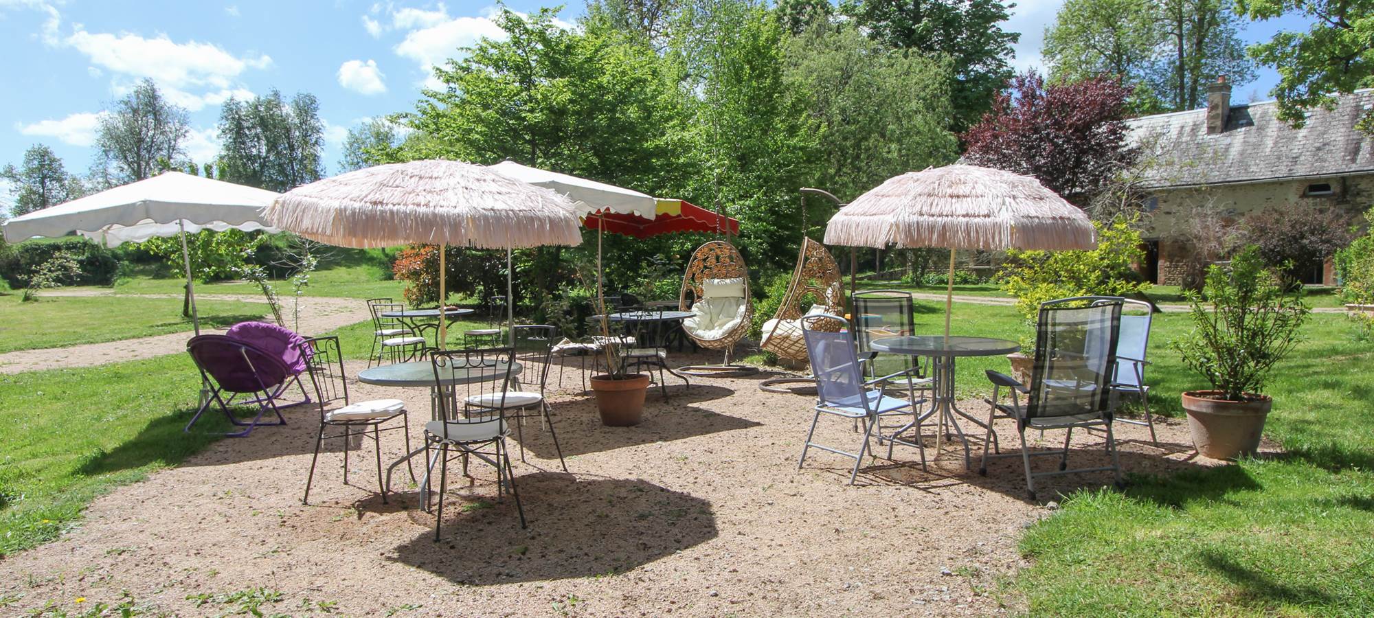 La terrasse devant l'auberge
