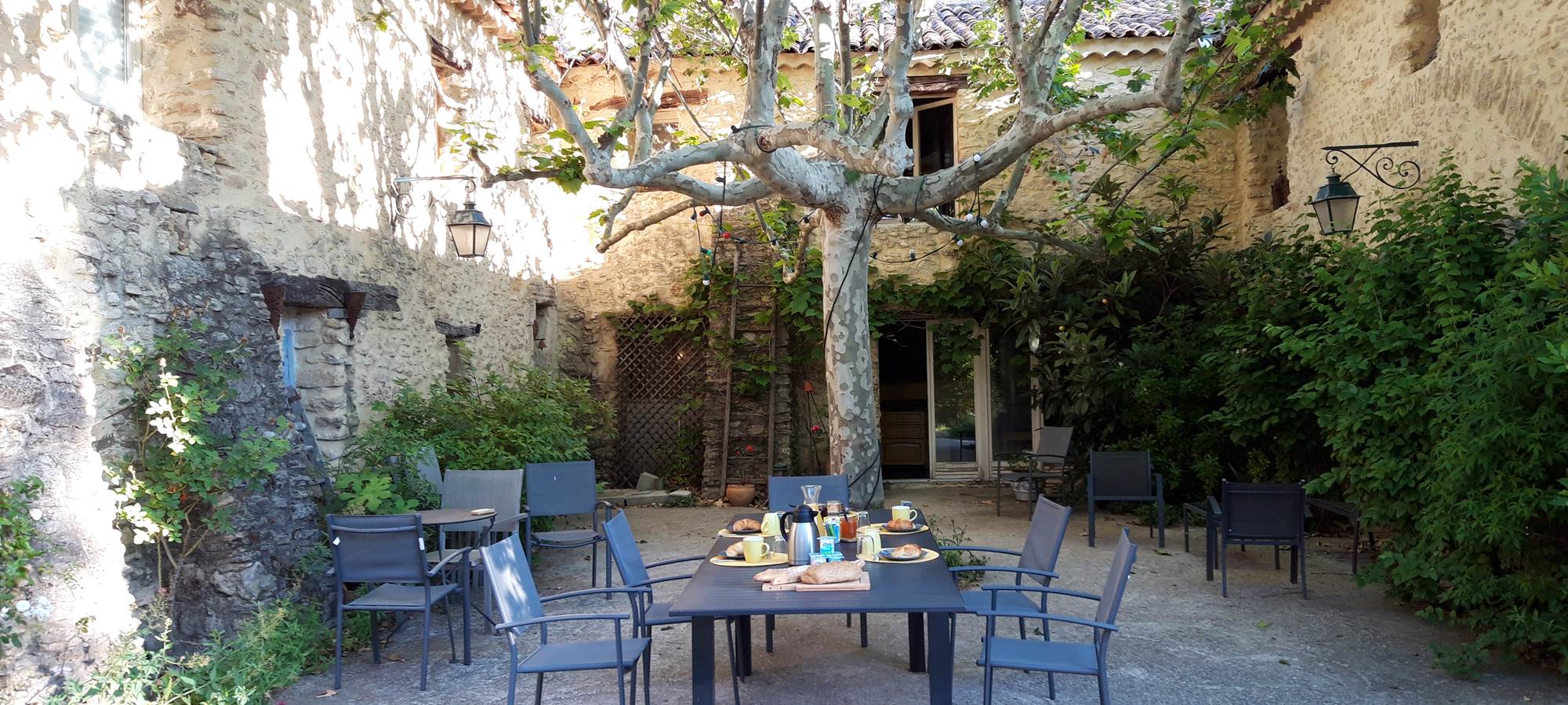 La Magnanerie - court