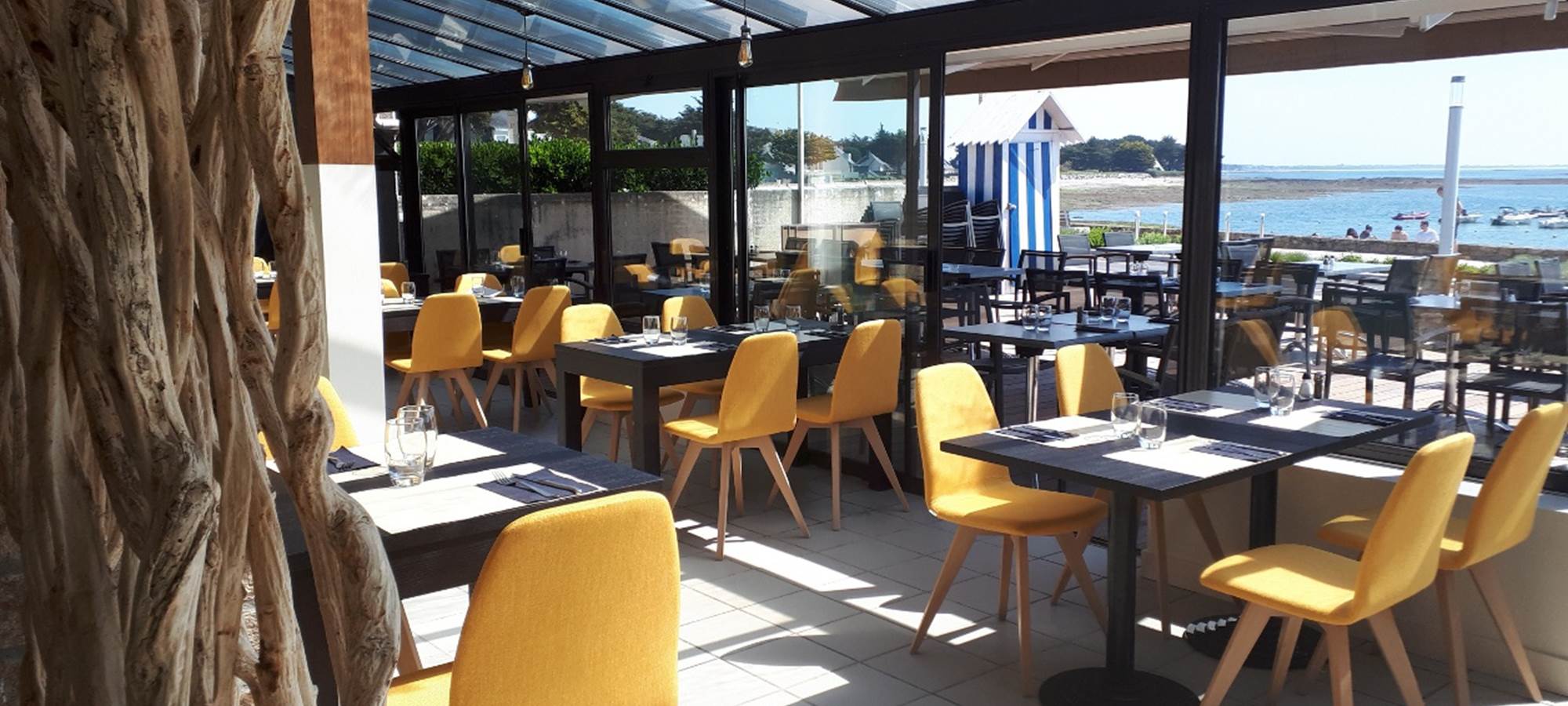 Salle de restaurant principale avec vue panoramique sur le port