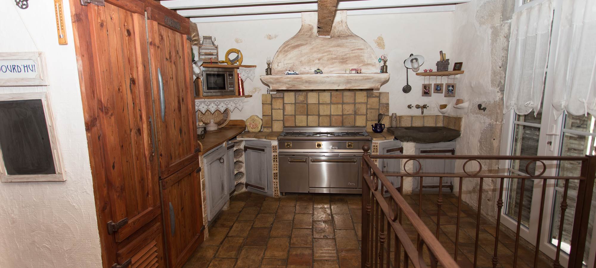 Cuisine authentique  au confort moderne rénové avec des matériaux  ancien